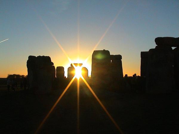 ST0NEHENGE's tweet image. Sunrise at Stonehenge today (21st December) is at 8.09am, sunset is at 4.01pm #WinterSolstice