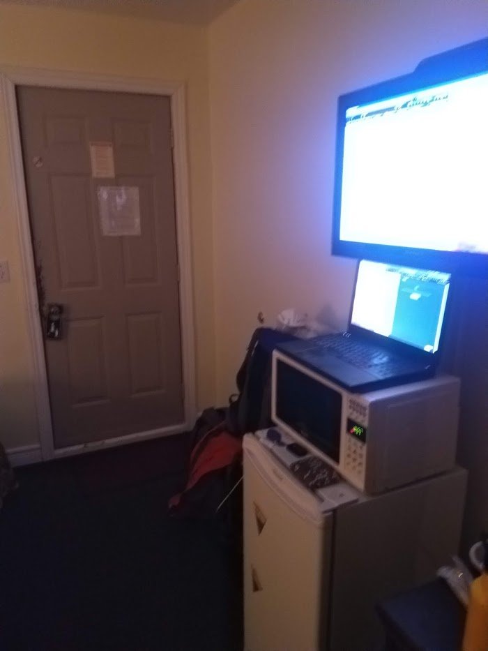 Here's an excellent set-up using the TV at a motel in Northern Ontario while on roadtrip across Canada with  @SarahAMcManus  https://twitter.com/Malcolm_Ocean/status/1341103570398015488