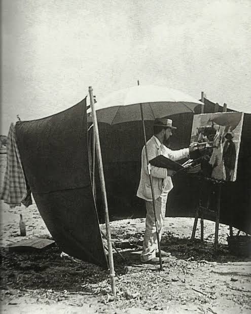 Sorolla was very practical: he took photographs (which were black and white) and made little "color notes" to get the correct hue/saturation relationships. He also always had a hat, umbrellas and curtains to fight against the heat and the wind, which sprayed sand on the canvas.