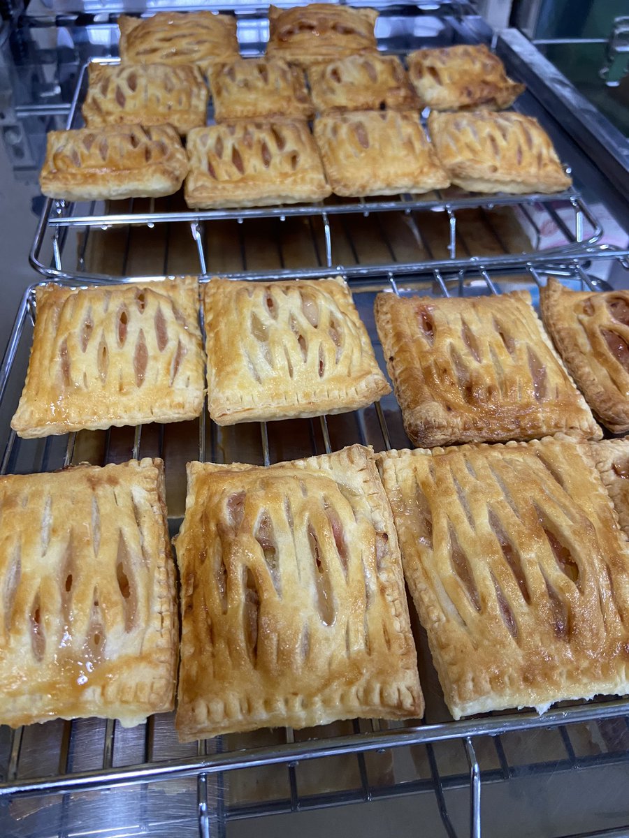 ymdmochitkym's tweet photo. 高山市でお米を生産して、切り餅に加工して陣屋前朝市で販売してます🌾

地元の野菜や果物で、漬物やお菓子も作ってます！

自然豊かな高山だからできるおいしさです🍎🍚🍓 https://t.co/hetPj5J87v