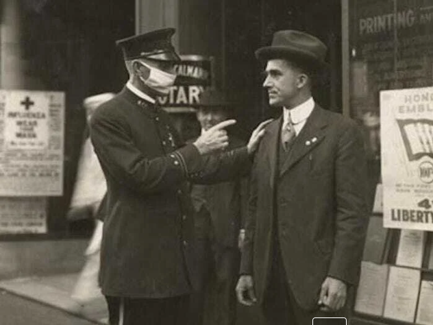 ComicZulia's tweet photo. #Photo Un policía en San Francisco #EEUU regaña a un hombre por no usar una mascarilla durante la pandemia de influenza de 1918. #QuedateEnCasa https://t.co/SWSVrjWX34