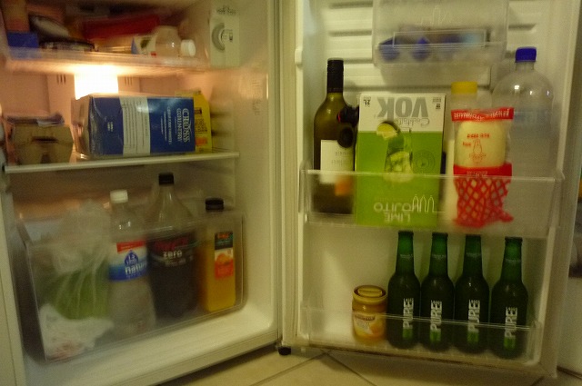 Tabimuyan's tweet image. とりあえず毎日ワインをくらう🍷
ケアンズのコンドミニアムの冷蔵庫の模様です🍷🍻
オーストラリアと言えばワインの種類が豊富💕
ほぼ白ワインをリッターパックで買ってたなｗ
割高だけどビールもたまにはくらうのだ🍻

♯オーストラリア
♯ケアンズ
♯ワイン
♯PUREBEER