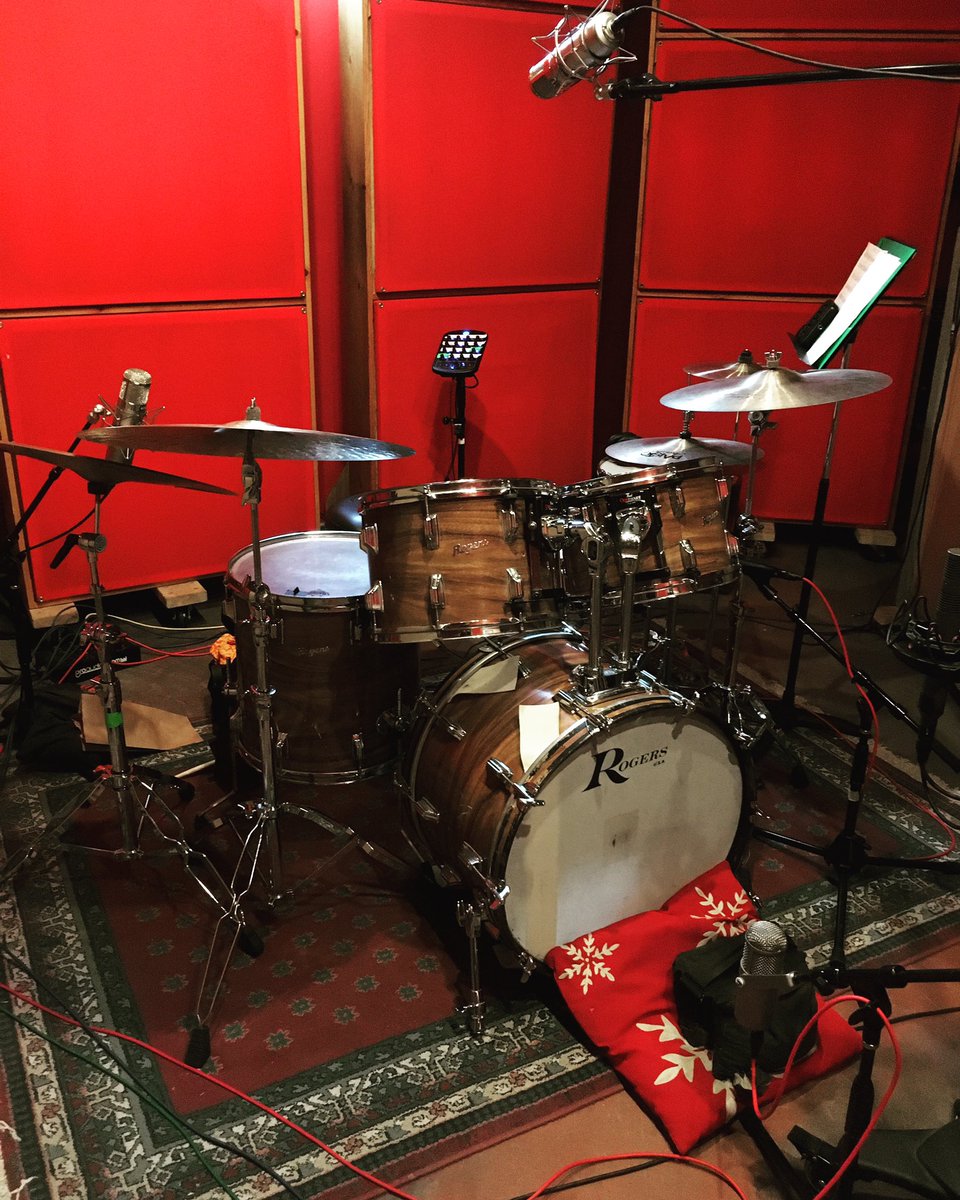 Vintage feels 🥁 👀 #RogersDrumKit #Vintage • • #drums #drummer #liveroom #studioA #gear #studiogear #drumset #rogersdrums #vintagegear #audio #audioengineer #studio #recordingstudio #chicagostudio @heartechnologies @rogers_drums_usa