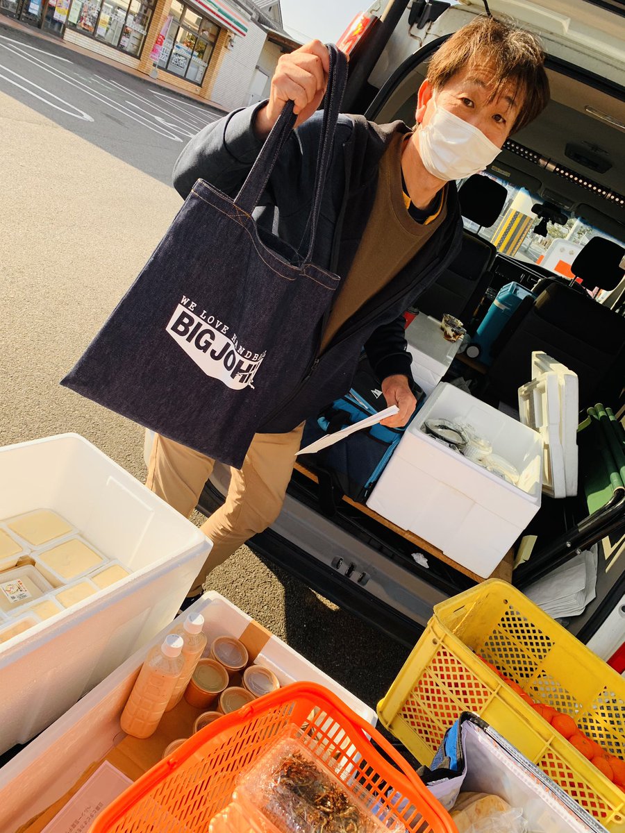 YanoSeven's tweet image. まーぼーも気に入ってくれましたーん♪
大きさはこのぐらい
持ち手が少し長いから肩にもかけて使えますよーん♪
「あ、使ってもいいよー♪」って方は@kiyo3sugimoto にコメントよろしく♡
オカンのツイートはフツーに見てもオモロいです（笑）

#岡山デニムトートバッグ
#まさしの豆腐
#ジャパンメイド