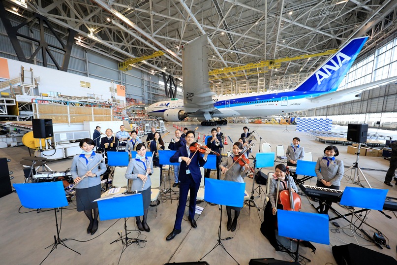 ANA_travel_info's tweet photo. ＼クリスマスコンサート🎄をライブ配信！／
パイロットや整備士、CA、グランドスタッフなどからなるオーケストラバンド🎻「ANA Team HND Orchestra」が、明日24日佐賀空港からお届けします♬

12/24 18:00～（約45分）
ANA公式Youtube
https://t.co/M6hqSXiAJb

＃ライブ配信告知
＃クリスマス https://t.co/ABm2n8z0wV