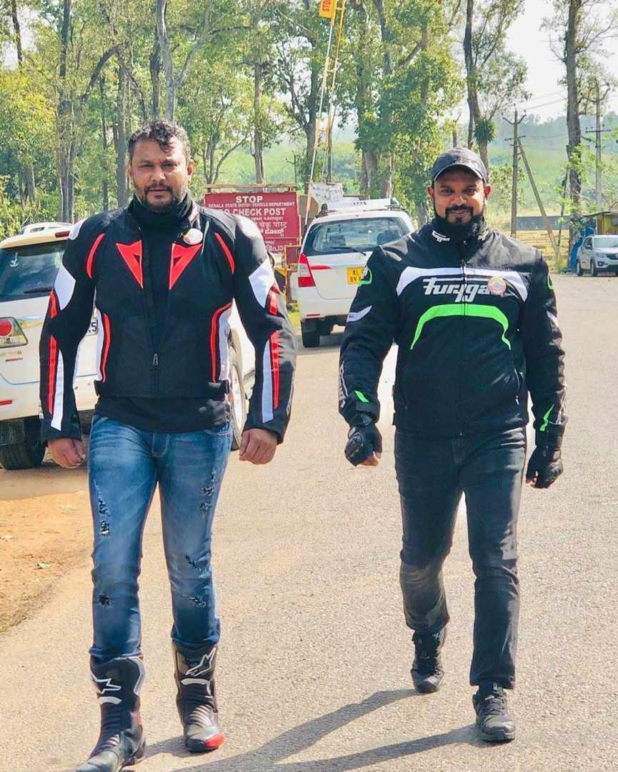 DBossFansGubbi's tweet photo. ನಡೆದರೆ ತೇರು ವೈಭವ ಜೋರು. #Boss #DBoss #BossOfSandalwood #BossOfKarnataka #BossBossDBoss #OneAndOnlyBossDBoss #BoxOfficeSulthan #SpreadBossism #Darshan #ChallengingStarDarshan #Roberrt #RVMN @dasadarshan https://t.co/nnSfK7X120