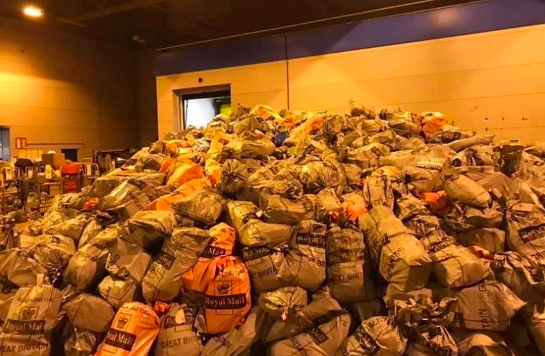 DailyMirror's tweet photo. Royal Mail veteran calls for calm as posties battle 'busiest ever Christmas' https://t.co/mdhUcdk5KM https://t.co/zMs2ZQ03SQ
