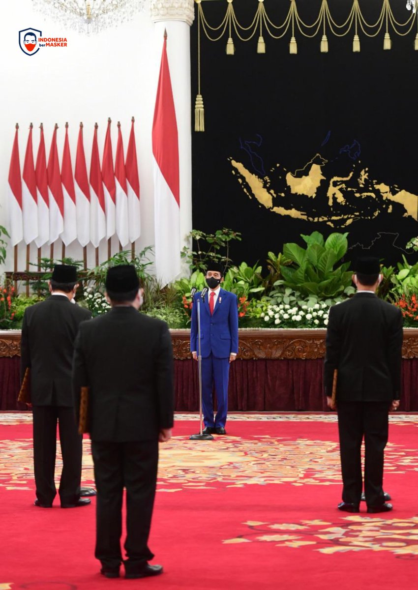 jokowi's tweet photo. Pengucapan sumpah anggota Komisi Yudisial masa jabatan 2020-2025 digelar hari ini di Istana Negara. Tujuh anggota Komisi Yudisial itu adalah Joko Sasmito, M. Taufiq HZ, Binziad Kadafi, Sukma Violetta, Amzulian Rifai, Mukti Fajar Nur Dewata, dan Siti Nurdjanah.

Selamat bekerja. https://t.co/LaVzxSQyVg