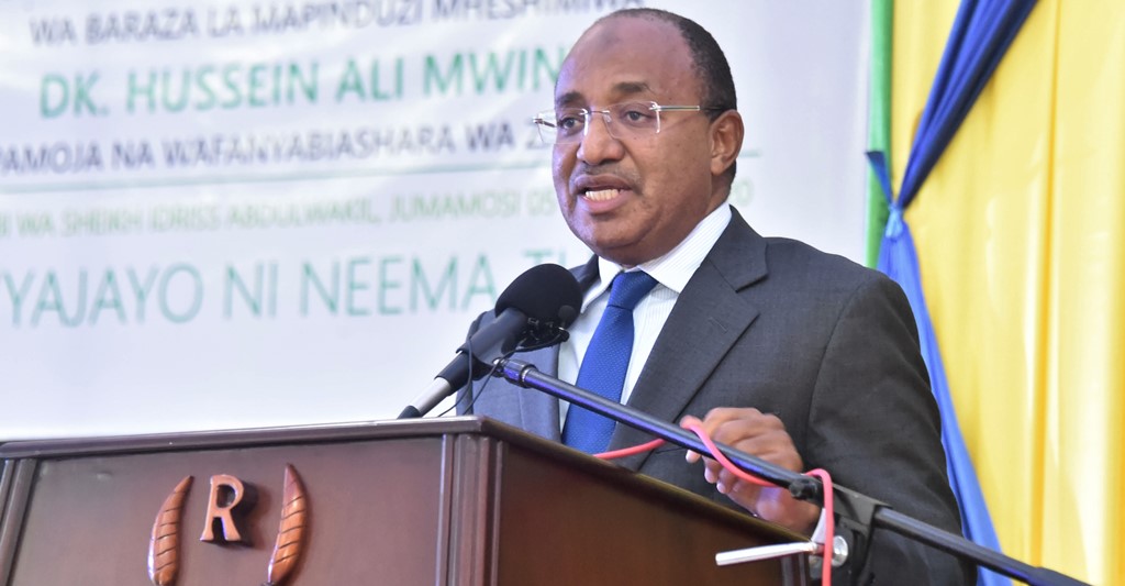 zenjbar24's tweet photo. Rais wa Zanzibar Dkt. Hussein Ali Mwinyi ametoa wito kwa Wataalamu wa lugha ya Kiswahili kutumia taaluma yao

Amewaambia Wataalamu hao wahakikishe Sheria na Sera za Serikali zinakuwa katika lugha ya Kiswahili ili kuwawezesha wananchi kuzifahamu vyema.

#zanzibar24habari https://t.co/w2IsEVjdv3