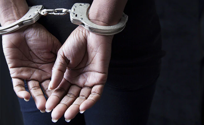 CapricornFMNews's tweet photo. Limpopo Police say a 34-year-old woman who is the alleged mastermind for the murder of her businessman husband, Azwifaneli Mudau, is amongst the 2950 suspects who were arrested during the #FestiveSeasonOperations.NM https://t.co/qcXzMGRtQa