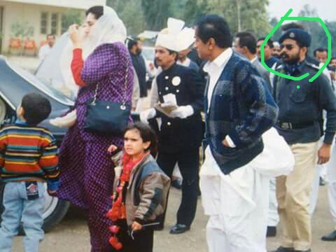 hazoorbuxchanna's tweet photo. يادگار تصوير شھيد محترمہ بينظير بھٹو صاحبہ کے ساتھ چیئرمین بلاول بھٹو زرداری  بی بی بختاور صاحبہ 
 اور میرے چاچو SHO شھيد الله بخش چنہ
@BBhuttoZardari @BakhtawarBZ https://t.co/KNlaKb5QNw