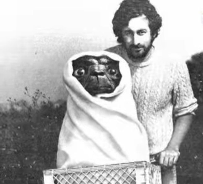 STEVEN SPIELBERG ON SET E.T. THE EXTRA TERRESTRIAL.