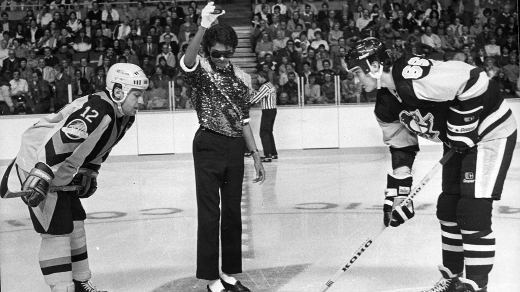 MICHAEL JACKSON DROPPING THE PUCK FOR A GAME BETWEEN VANCOUVER CANUCKS AND PGH PENGUINS.