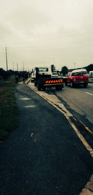 MARIUSBROODRYK's tweet photo. #PE ADDO RD #accident #lostload https://t.co/3l3ZvldIMp