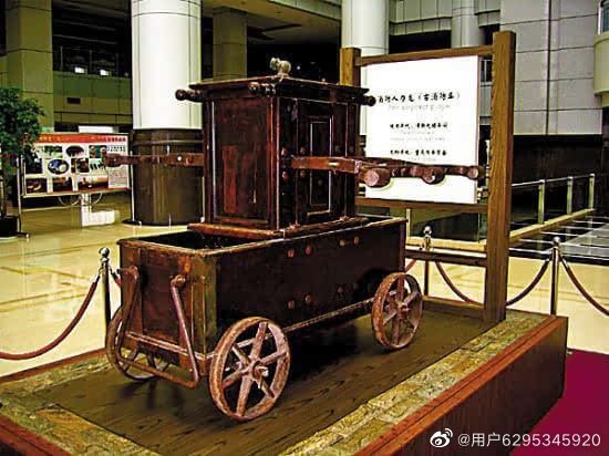 The long pole is called ‘Jitong’, where you dip it in water, suck it up, and push it out on wherever you wanna spray. This is created around 1727 and it looks that there are several kinds of hoses created.