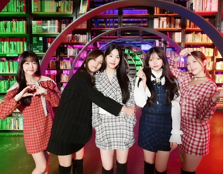 officialLABOUM's tweet photo. [#라붐] 라떼❣ 드디어 저희 라부미들이 따끈따끈한!! 신곡 'Cheese'🧀가 24일에 공개됩니다🎉 라떼들에게 크리스마스 선물같은 노래가 되었으면 좋겠습니다🙏 많이 기대해주세요 여러분✌

#LABOUM #Cheese #24일 #많관부 
#유정 #소연 #지엔 #해인 #솔빈 https://t.co/0LULzenLVJ