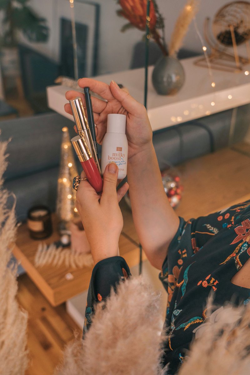 desbelleschoses's tweet photo. Und schon sind wir in der Weihnachtswoche - verrückt wie die Zeit vergeht. Dann starten wir den Countdown: Hinter dem heutigen Türchen versteckt sich ein Clarins Make-Set im Wert von über 100 Euro:
https://t.co/6bRSzbbqaX https://t.co/10VfAKmJZh