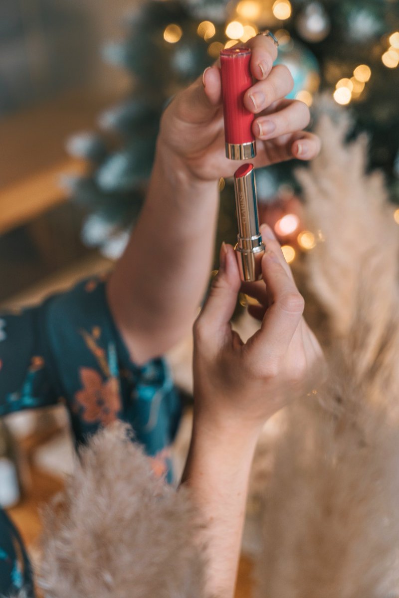 desbelleschoses's tweet photo. Und schon sind wir in der Weihnachtswoche - verrückt wie die Zeit vergeht. Dann starten wir den Countdown: Hinter dem heutigen Türchen versteckt sich ein Clarins Make-Set im Wert von über 100 Euro:
https://t.co/6bRSzbbqaX https://t.co/10VfAKmJZh
