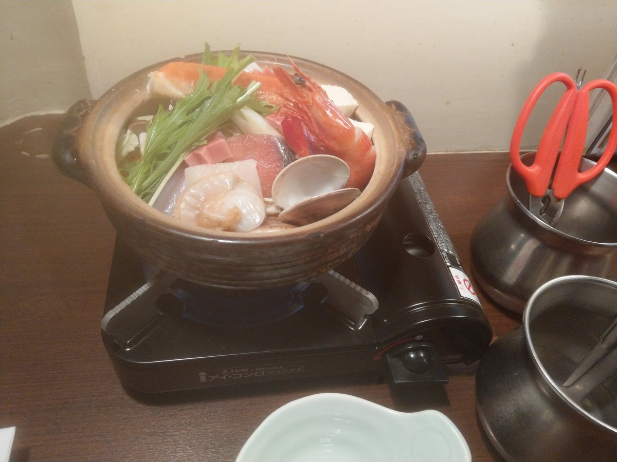 みちゅ 鍋の種類めっちゃあるな 一人暮らしで鍋と縁遠い方にオススメ カウンター席で一人鍋も意外と気楽にやれますよ 地酒頼んだら超大盛り 笑 冷グラスと枡と受け皿にまで並々 店長が僕を覚えててくれたからかも知れないが 割と日本酒色々あります