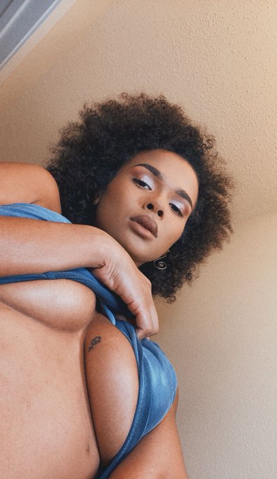 ITS A BEAUTIFUL MORNING! Forget about coffee. Check out these caramel latte tits ☕️  https://t.co/nlrvxLfXqe