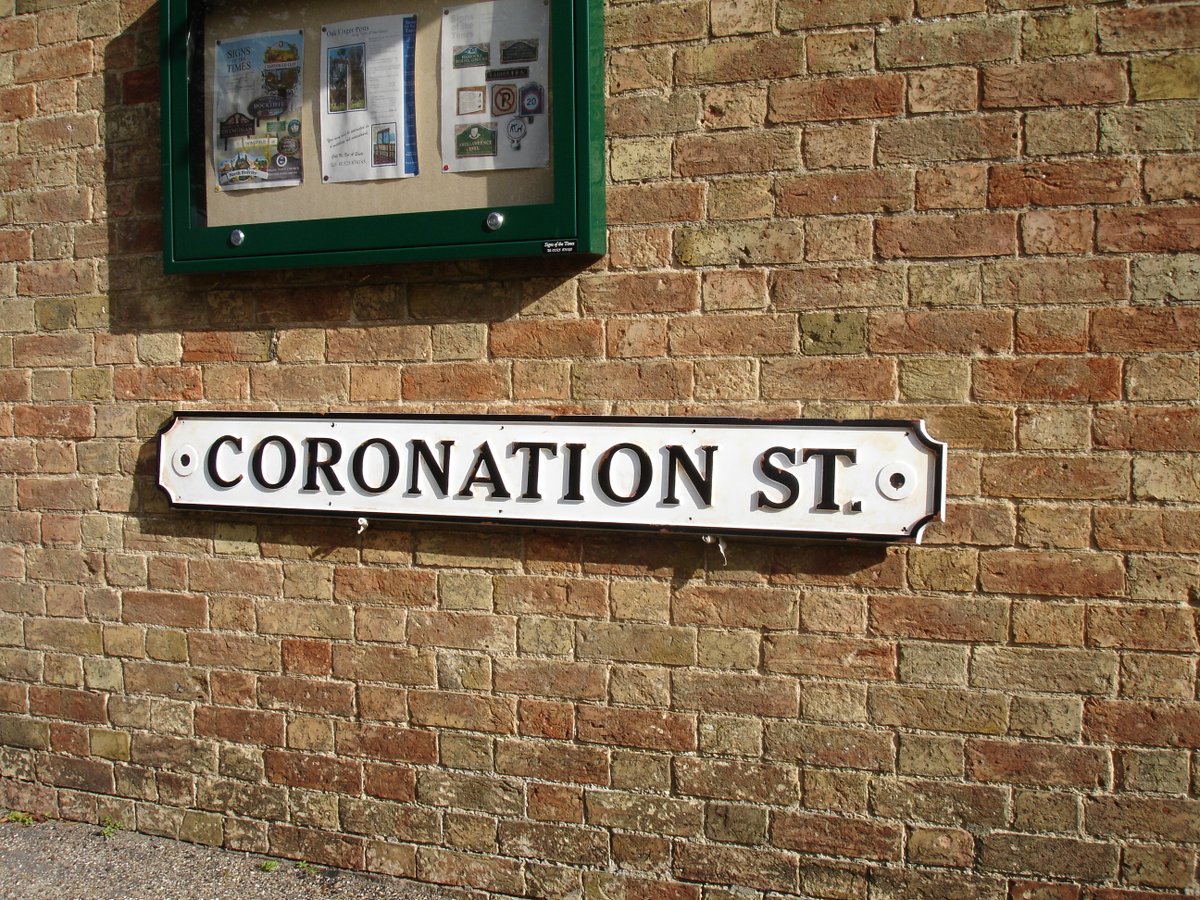 SignsofTimesLtd's tweet image. We can make copies of famous #Signs from anywhere in the world! If you'd like to pay homage to one of your favourite places, whether it's real or fictional, we can create a beautiful and authentic #Sign to do just that! Give us a call on 01525 874185 or send us a DM now.