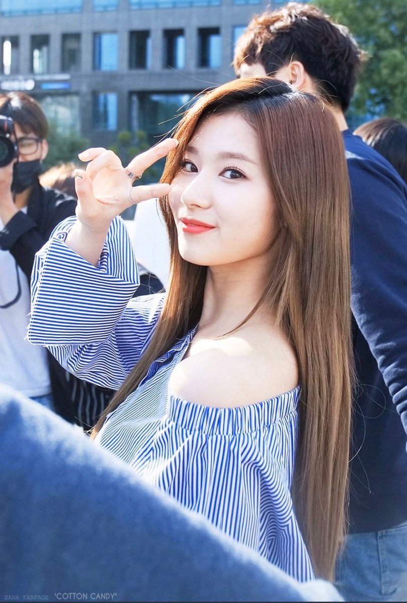 misanapic's tweet photo. ↳ ✌🏻✌🏻

🏷 : #Sana #사나 #Twice #트와이스 https://t.co/hsuynnpFhC