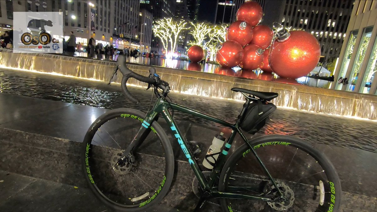 Osobrosso15's tweet photo. Me comenta mona que si pudiera pondria la #trek en la punta de el árbol de navidad ���� en lugar de la estrella y la verdad siiii pero en el árbol de el #rokefeller https://t.co/xLMxAuVpJ9