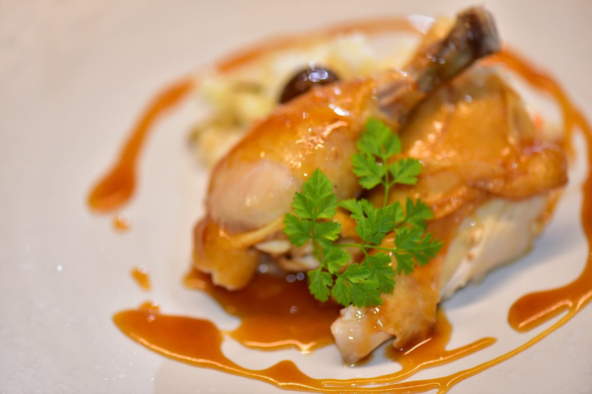 遅澤 聡 ローストチキン 蜂蜜を焦がしたソースをかけました 香ばしい蜂蜜の香りが広がります 料理教室biensur 料理 初心者 料理下手 料理上手くなりたい 料理習いたい 料理のコツ 料理上手になりたい 料理好きな人と繋がりたい 料理好きと繋がりたい