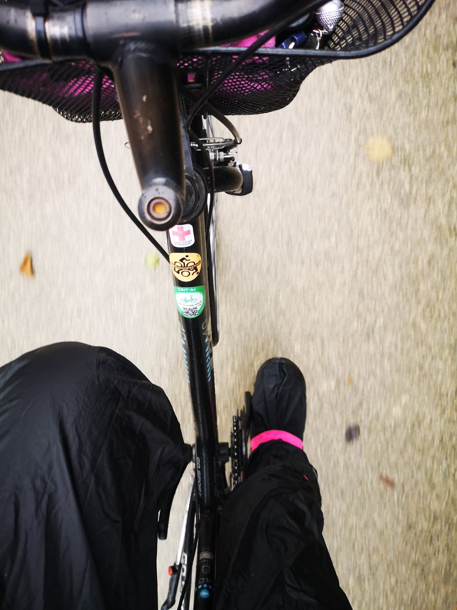 AthENA_ErganAi's tweet image. #Velotaf
Test des nouvelles surchaussures... Bof pas convaincue 😕