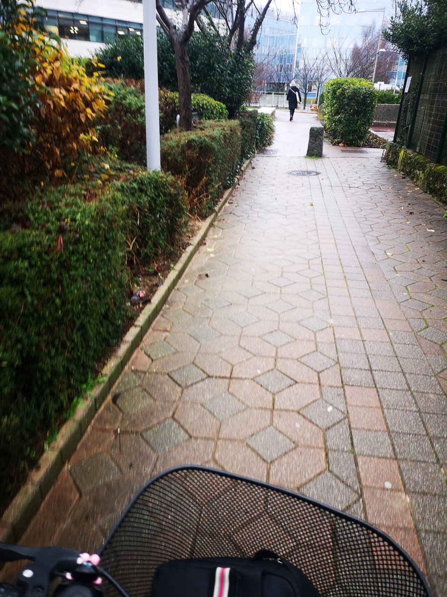 AthENA_ErganAi's tweet image. #Velotaf
Test des nouvelles surchaussures... Bof pas convaincue 😕