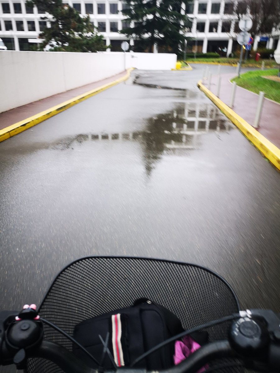 AthENA_ErganAi's tweet image. #Velotaf
Test des nouvelles surchaussures... Bof pas convaincue 😕