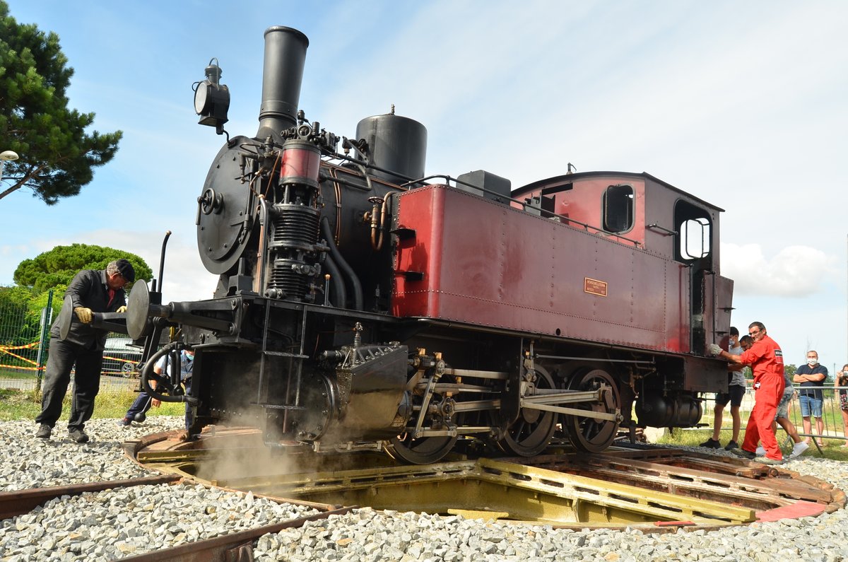 departement17's tweet photo. 🚂#2020AnnéeInattendue #Rétrospective En août, le #TrainDesMouettes fait l'acquisition de plaques tournantes, datant de 1886. Elles permettent aux locomotives arrivées en terminus de repartir en sens inverse↔️, sans marche arrière. https://t.co/FUGL3kjy7U