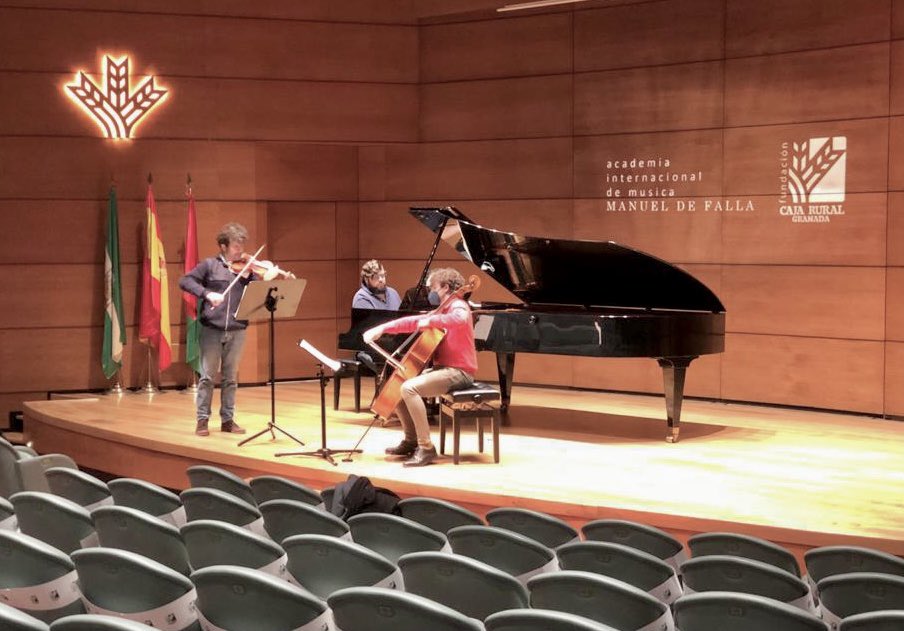 Que alegría terminar #2020 iniciando la actividad en la Academia Internacional de Música Manuel de Falla y nada menos que con Alberto Martos y Pablo Martos Lozano. Esperemos que el nuevo año sea mejor para todos. 🎄🎶👏🏻

#CulturaSegura