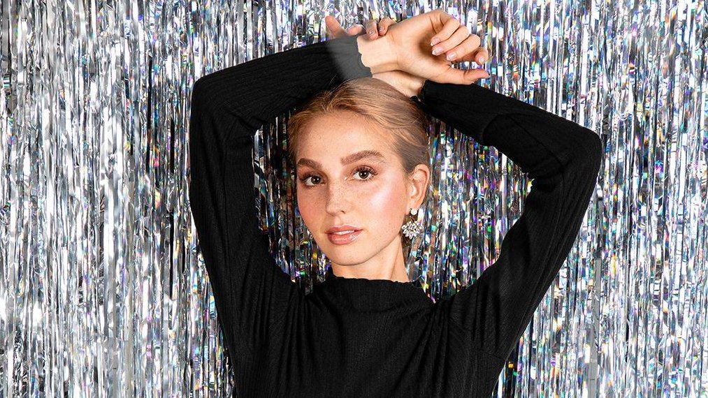 FASHION5_de's tweet photo. Get into the festive mood at home! 
Macht ihr euch dieses Jahr zuhause schick für Silvester? 🥂

Entdecke jetzt Festliche Looks bei FASHION5
✦ https://t.co/JBgZKkFAzS ✦
#festiveseason #Silvester2020 #SparkleLove https://t.co/9IPdV2XAAe