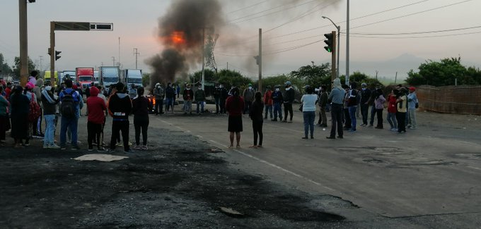 Rivar_2021's tweet photo. Si quieres ver como se destroza un Pais y  no gobernar ser debil contra los vandalos y evitar que la Policia haga su trabajo ve esta imagen de hoy de ICA. Panamericana Sagasti #NuevaCepa https://t.co/bBRkbaX2Kf