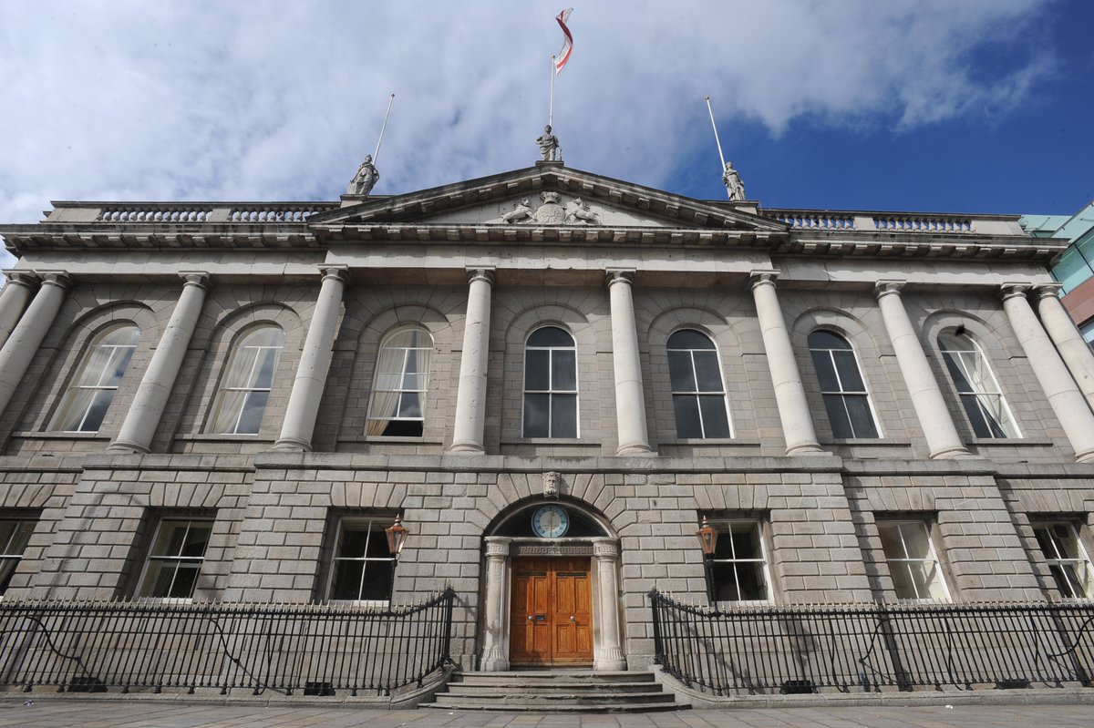 5/6At this point, though she was widely considered the best  #gynaecologist in Dublin, many students didn't wish to be examined by a  #woman, a large number of them presented a petition to the Council of the Royal College of Surgeons, asking that she be removed from her position.
