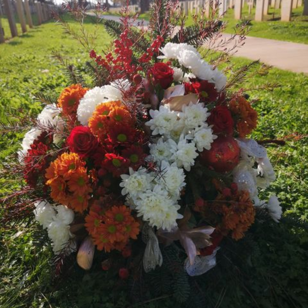 Our mascot Lenny paid a visit to Dhekelia Military Cemetery Cyprus. Our ‘Flowers from Afar’ service enables family members to have flowers placed on the resting place of their loved ones, providing comfort to those left behind.  #dmws #flowersfromafar #flowers  🦁💐🌎