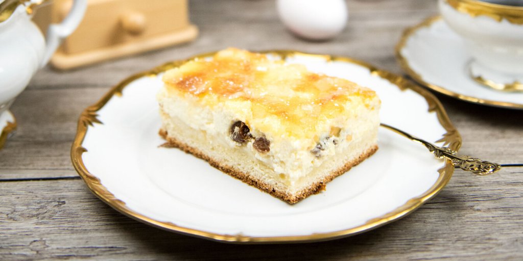 EscapingFamily's tweet photo. #Eierschecke
Schon zu #DDR-Zeiten gab es diesen #leckeren #Blechkuchen bei fast jedem #Bäcker. Seinerzeit galt er als #festlicher #Kuchen, den man sich am Sonntag gönnte. Auch heute ist er sich noch ein toller Sonntagskuchen.
#theescapingfamily #Rezept
https://t.co/pjf2oyAH9P https://t.co/qhAvP0Adse