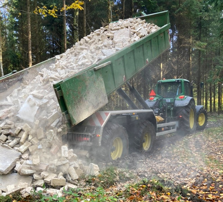 StrongaLtd's tweet photo. Looks like heavy work, JBO Entreprenør?

The HL210 HookLoada is up to the task.

#stronga #hookloada #hooklift #trailer #hookloader #machinery #heavymachinery #heavywork #construction https://t.co/lMpTzLXEZ6