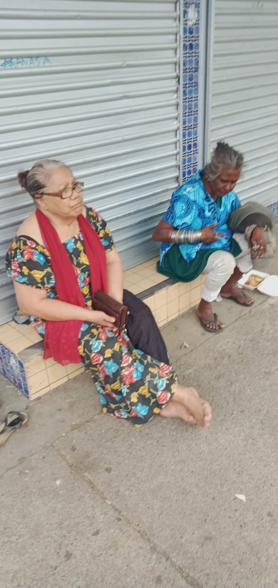 Not long we decided to head back home and drop her along the way. So the food I had, I gladly handed it to her but she was so hungry so we decided to stop to make her eat before we caught a cab. We even chatted and had afew laughs bcz she wanted to fix me to someone 