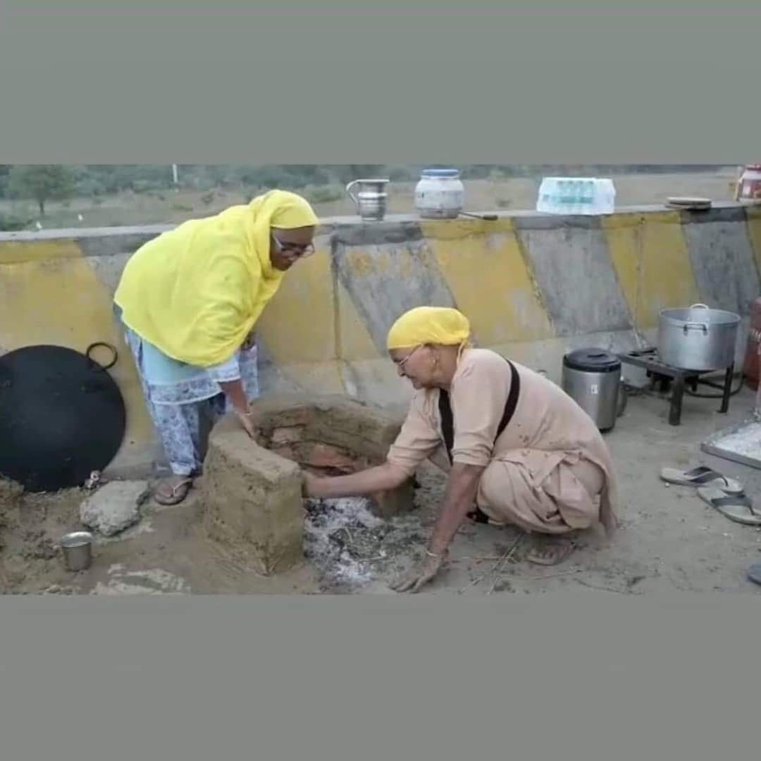 JatinderRatol's tweet photo. ਲਿਪ ਲਏ ਚੁੱਲੇ ਸਾਡੀਆਂ ਮਾਂਵਾਂ ਨੇ..ਮੋਂਦੀਆਂ ਡੇਰੇ ਪੱਕੇ ਆ💪 #FarmersProtest #FarmersProtests #StandWithFarmers https://t.co/5jmrmQtfLW