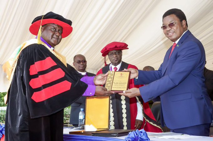 MsumariR's tweet photo. Waziri Mkuu Kassim Majaliwa akipokea tuzo kutoka kwa Askofu Mkuu wa kanisa la Philadephia Gospal Assemblies Dkt. Yohana Simon Masinga kwa ajili ya Rais Dkt. @MagufuliJP
 kwa kutambua uongozi wake uliotukuka katika kuwatumikia Watanzania. https://t.co/WBCjMPY87B
