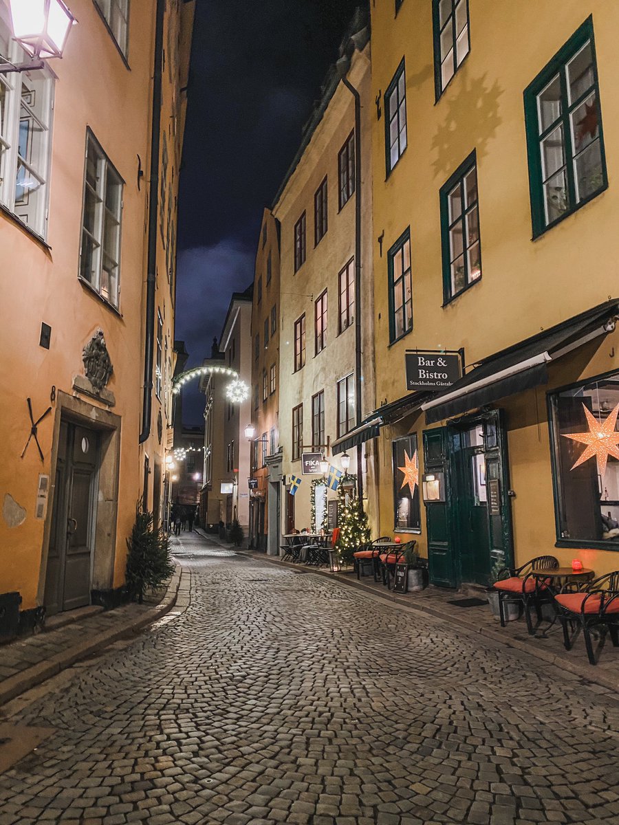 EmmaBostian's tweet photo. “Do you ever wanna move back to the US?”

No, Sweden is my home now 😍🎄 https://t.co/knZwRSlczm