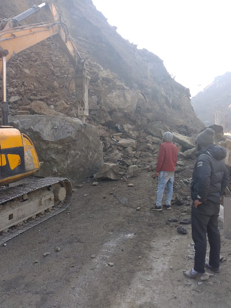 dcramban's tweet photo. #nh44 Update: Heavy landslide near #ramsoo. #traffic is suspended. #clearance operation is underway. https://t.co/xfCmWNw1xK
