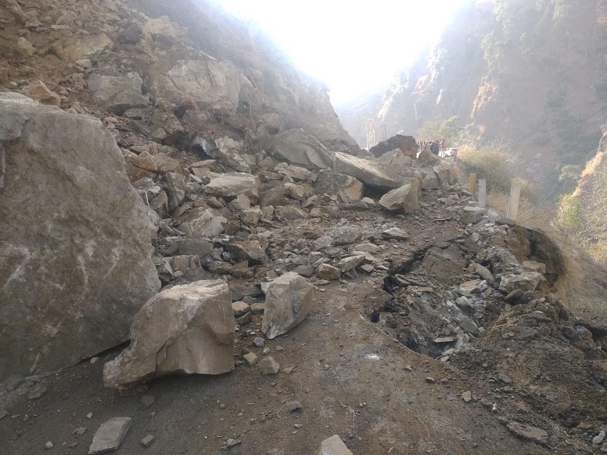 dcramban's tweet photo. #nh44 Update: Heavy landslide near #ramsoo. #traffic is suspended. #clearance operation is underway. https://t.co/xfCmWNw1xK