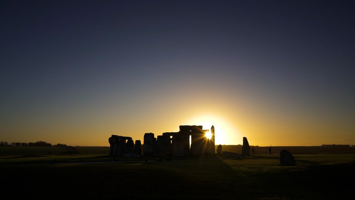 EnglishHeritage's tweet image. Happy Winter Solstice from @EH_Stonehenge! 

A beautiful midwinter sunrise at the monument #wintersolstice #solstice #wintersolstice2020 #solstice2020