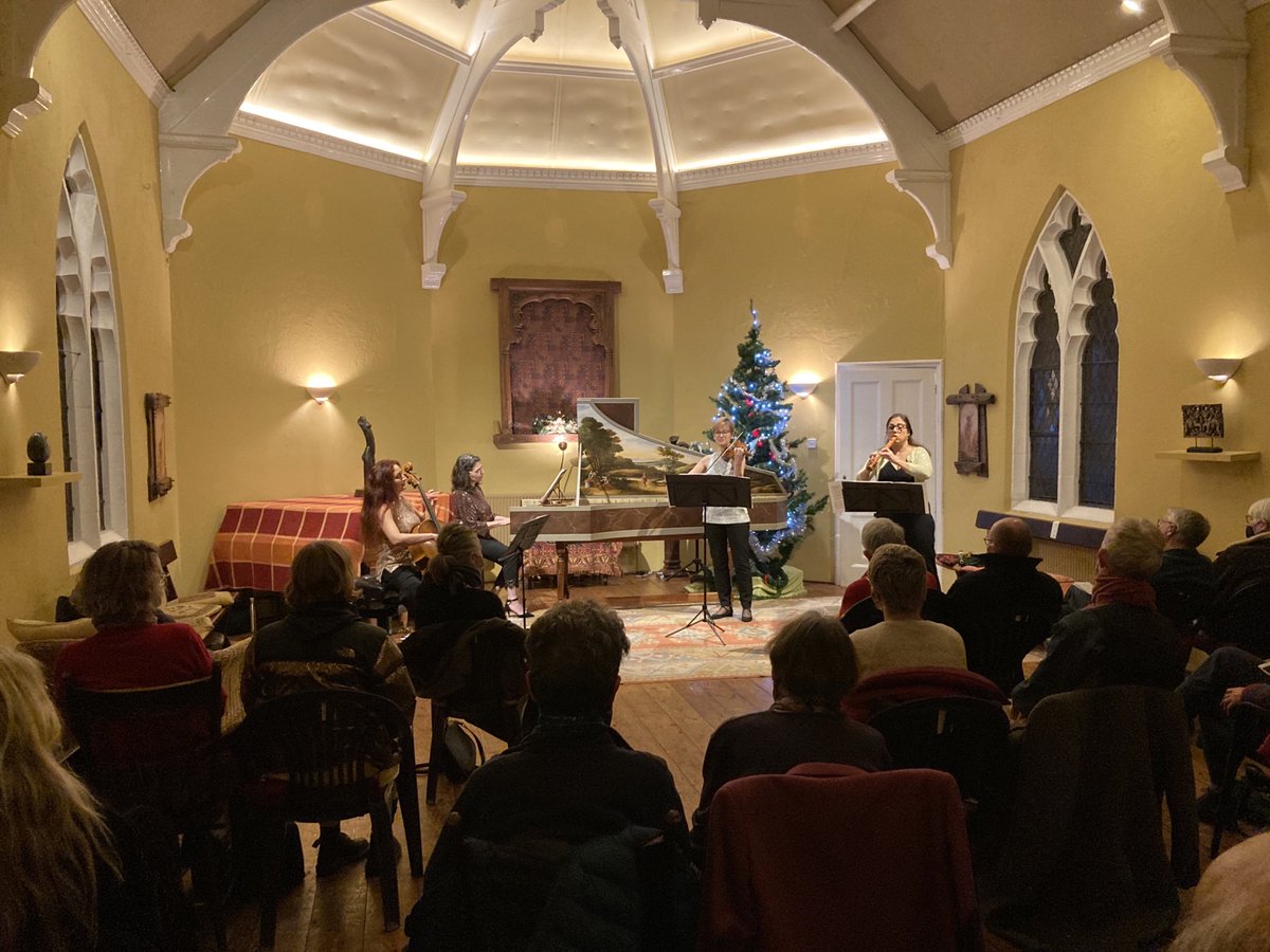 Zetadasilva's tweet photo. Last night will carry me for a long time. Let’s hope next year we will be all back playing together again ⁦@BrookStreetBand⁩ ❤️ #musicmatters #musician #livemusic #baroquemusic https://t.co/a6m13pi0hO