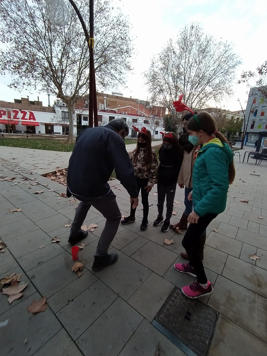 EsplaiMIB's tweet photo. Bon dia, famílies!!
La Covid-19 no ens va aturar ahir per celebrar Nadal amb vosaltres. Aquest dissabte, com que no hem pogut fer el sopar de Nadal, hem fet una activita per celebrar les festes amb totes les persones que formen part de l'esplai, pares, infants i monitores! https://t.co/P7OmzUOkjT