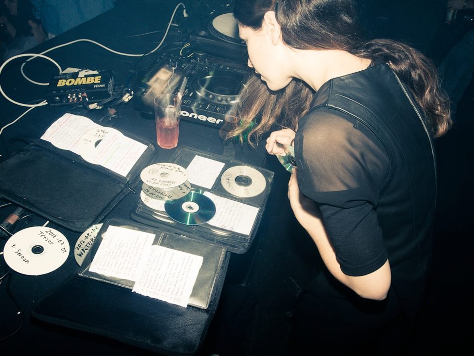 Bit of #TBT here @lafleur_official playing with CD's 😝

Which do you prefer? USB, Vinyl or hard drive? And does anyone still play CDs? :P

Send in your demos to: demo@power-plant.se