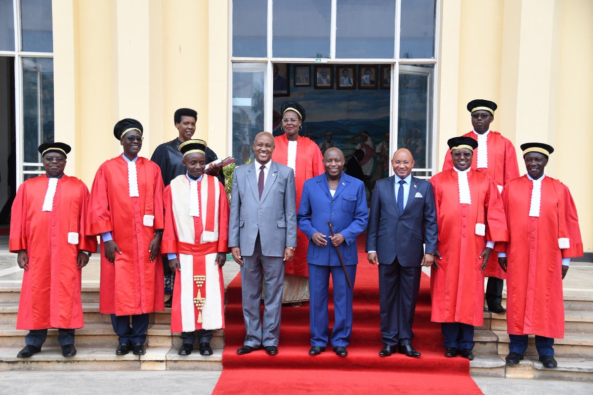 NtareHouse's tweet photo. A l’hémicycle de Kigobe, Prestation de serment des nouveaux Membres de la Cour Constitutionnelle devant le Président de la République S.E @GeneralNeva, et le Parlement du #Burundi. https://t.co/dZhRgrgH4A